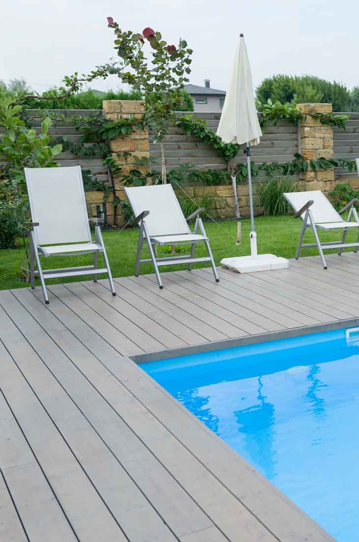 Gartenbau Garten mit Pool und Terrasse