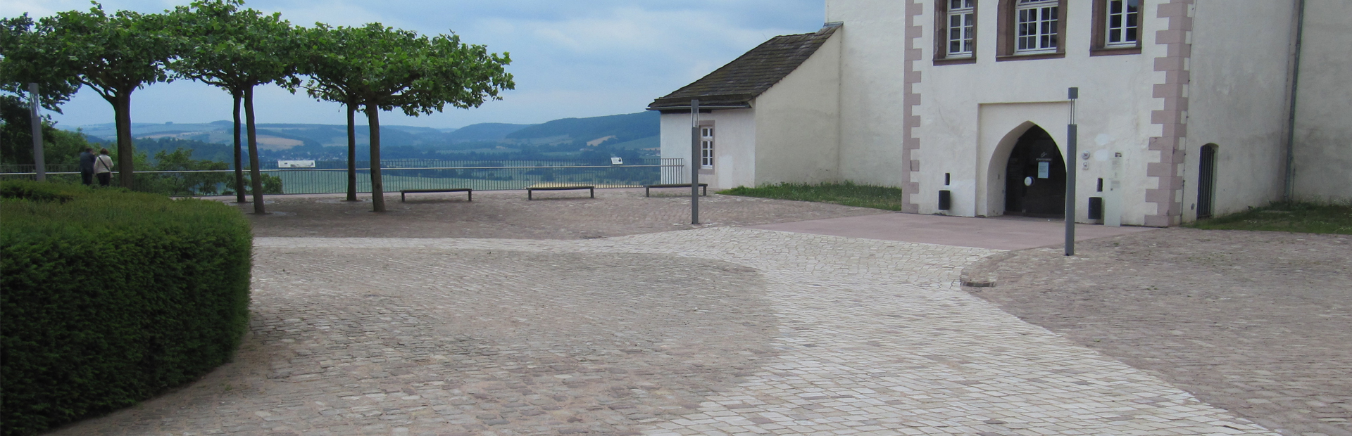 Pflasterarbeiten eines Kirchplatzes