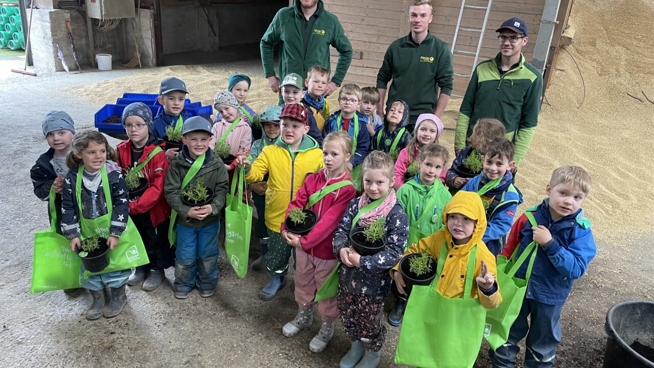 Kleine Landschaftsgärtner*innen in Aktion
